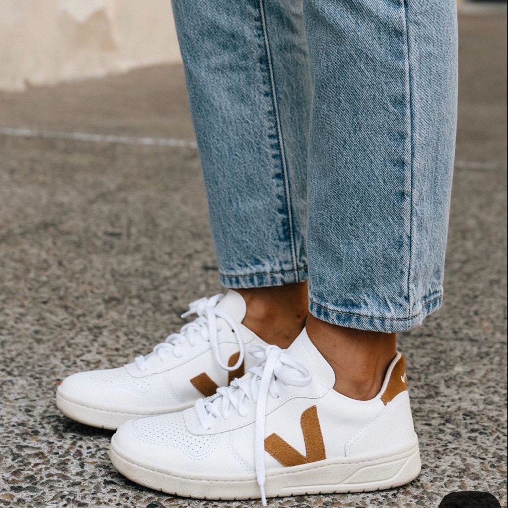 Veja V-10 Sneakers In Extra White And Camel